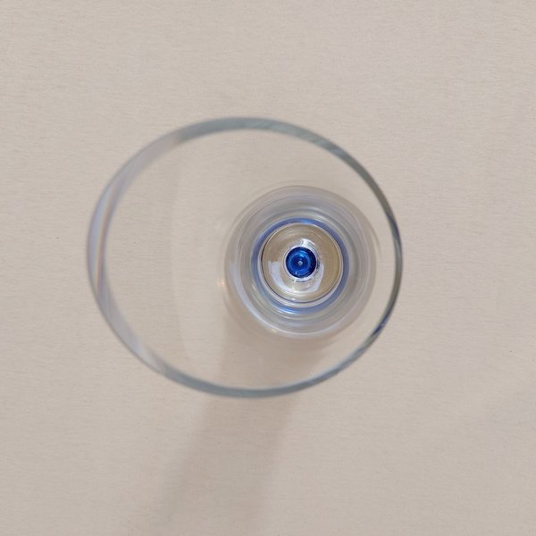 Blumenvase glas mit blauer Einlassung